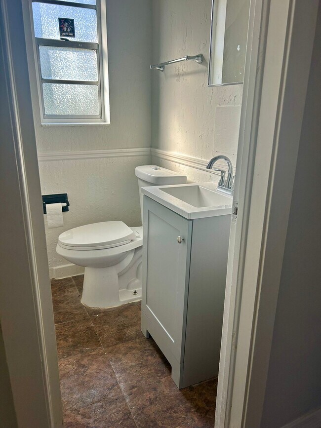 Building Photo - 5934 Blackthorn Rd