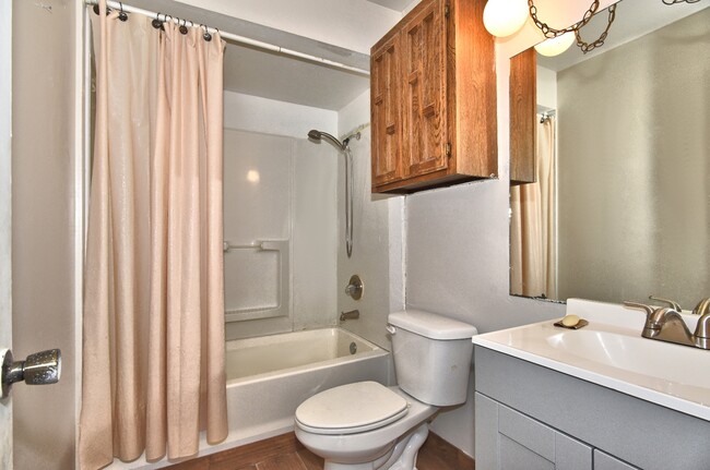 Building Photo - 2208 W Memphis St