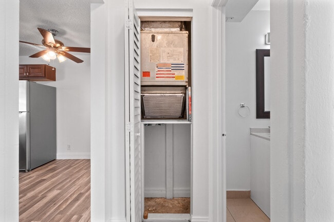 Building Photo - 818 NE 14th Pl