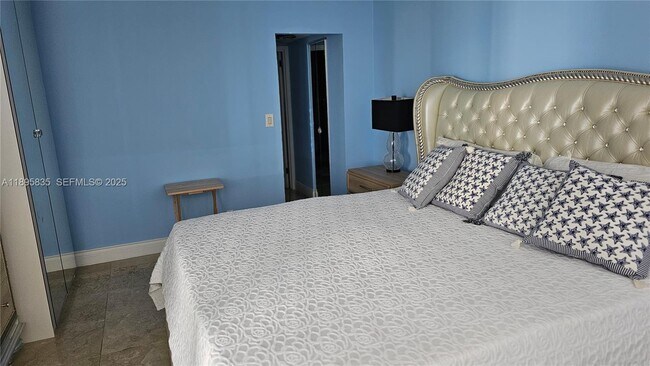 Building Photo - 3140 S Ocean Dr