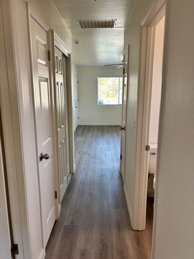 Building Photo - 840