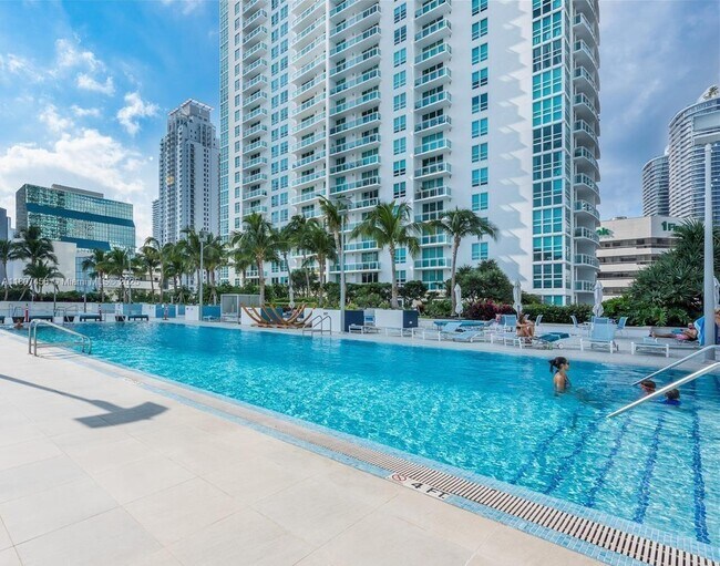 Building Photo - 950 Brickell Bay Dr