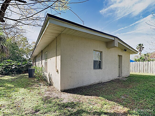 Building Photo - 803 8th Ave N