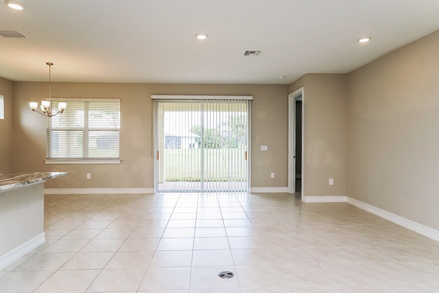 Building Photo - 603 Vinca Rosea