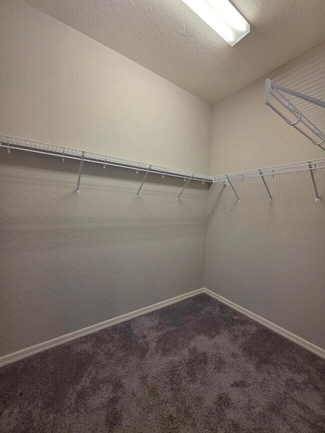 Building Photo - 4-Bedroom, 2.5-Bathroom in Lakeland