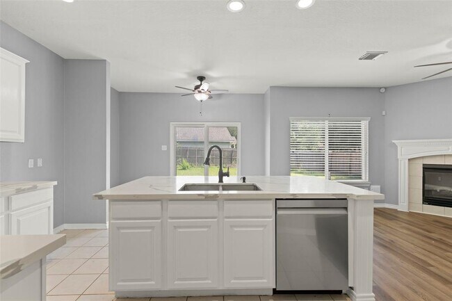 Building Photo - 4427 Village View Dr
