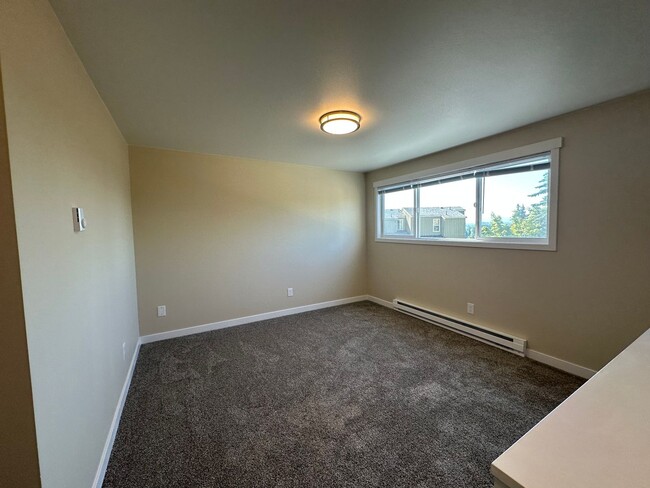 Building Photo - 2145 Eastview Pl
