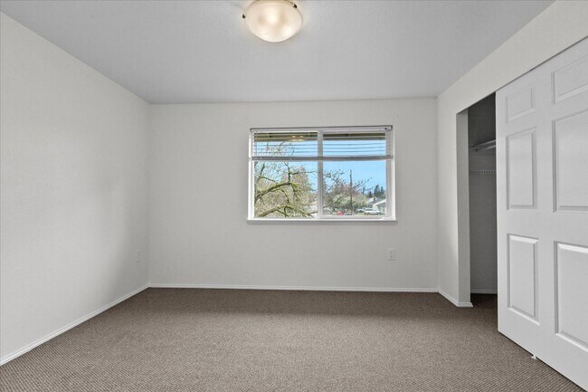 Building Photo - Monroe End Unit Townhome Unit A