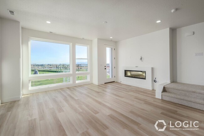 Building Photo - 1452 W Cook Ln