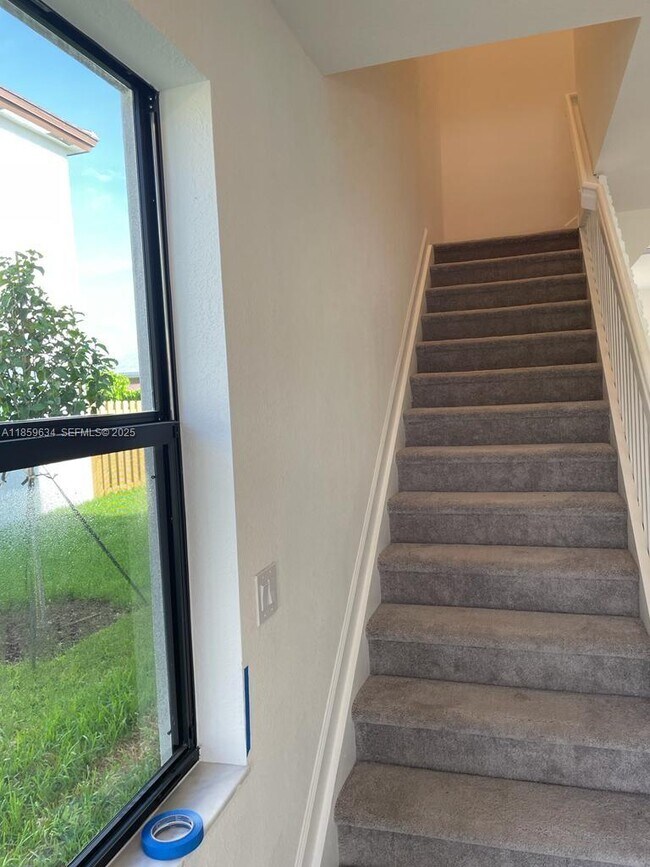 Building Photo - 945 NE 211th St