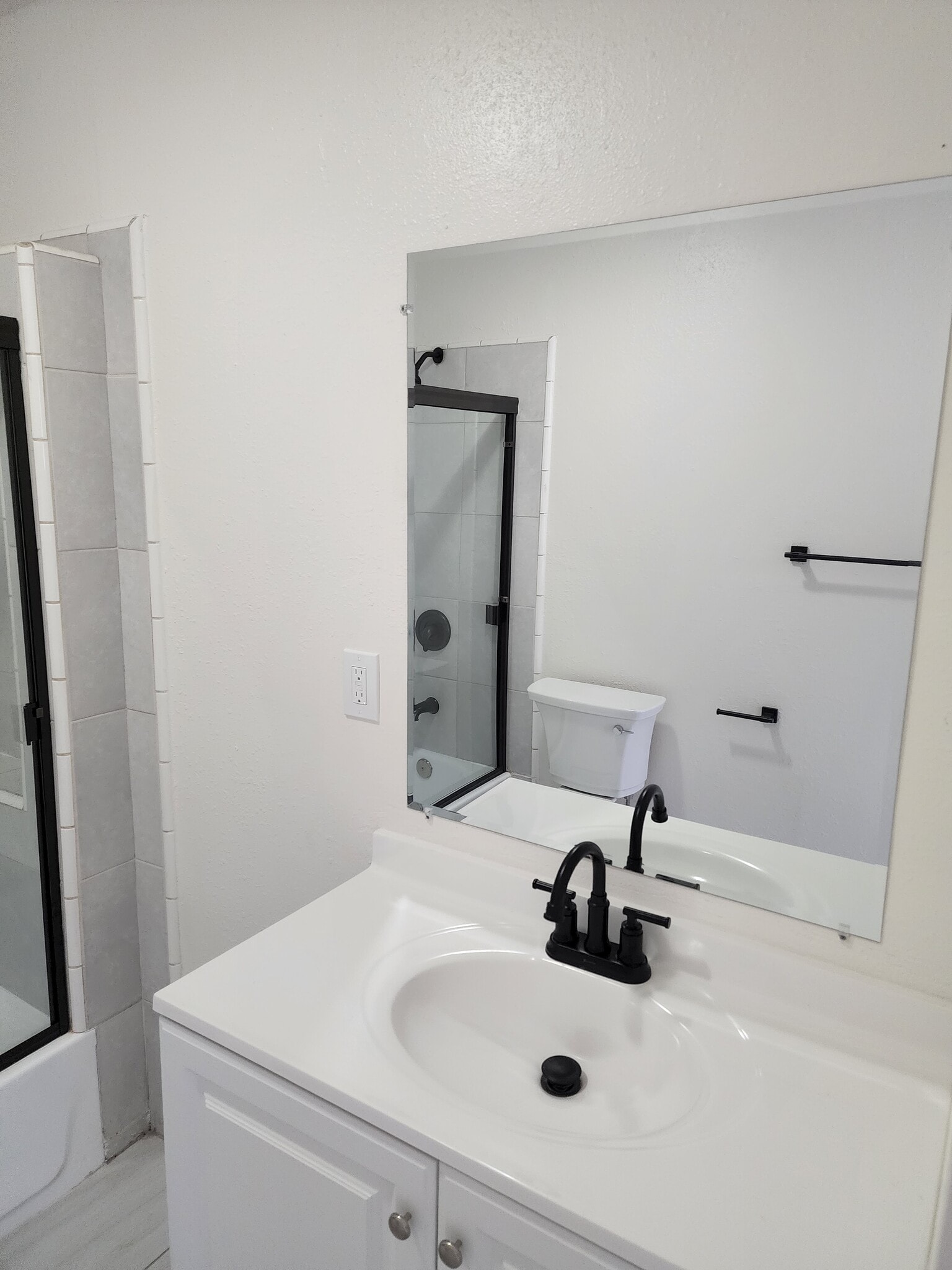 Building Photo - 2134 S Cloverdale Ave