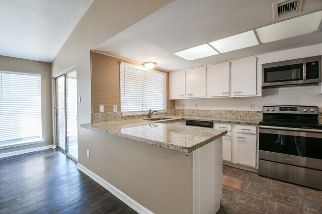 Building Photo - 21 Pineash Ct