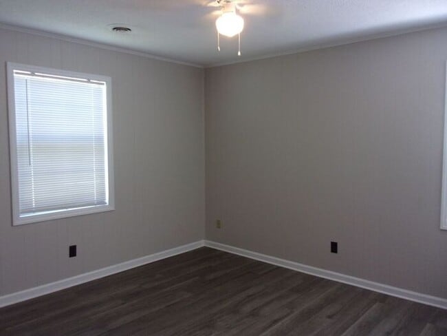 Building Photo - 2 Bedroom 1 Bath Ground Floor Apartment