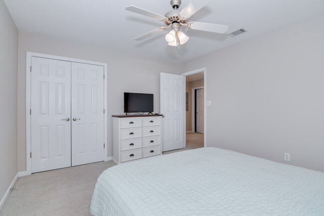 Building Photo - 2044 Lillian Dr