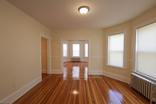 Building Photo - 32 Robinson St