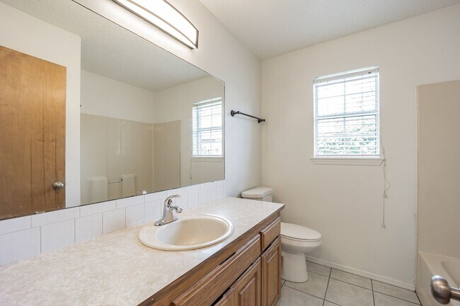 Building Photo - 3/ 2 Home For Rent!