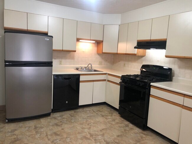 Building Photo - 385 Huse Rd