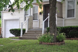 Building Photo - Apollo-Pre-Leasing Now for the Fall Semest...