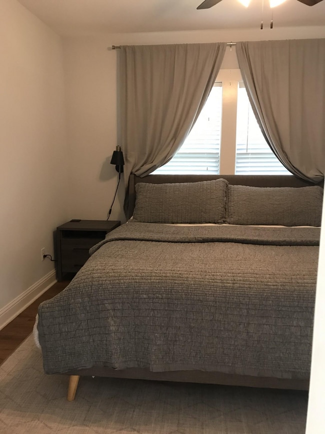 Building Photo - Hyde Park gem with Casita!!!