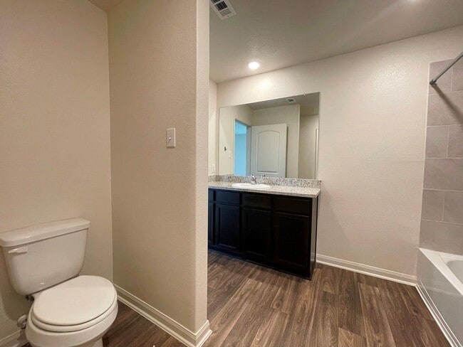 Building Photo - 305 Cres Park Dr