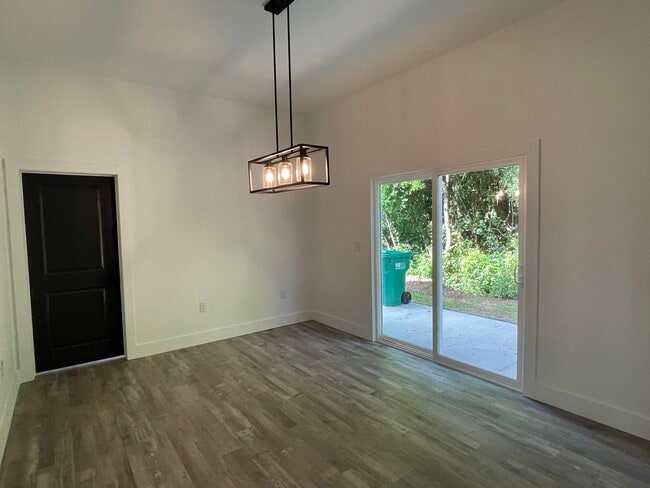 Building Photo - 1321 Cedar Ave S