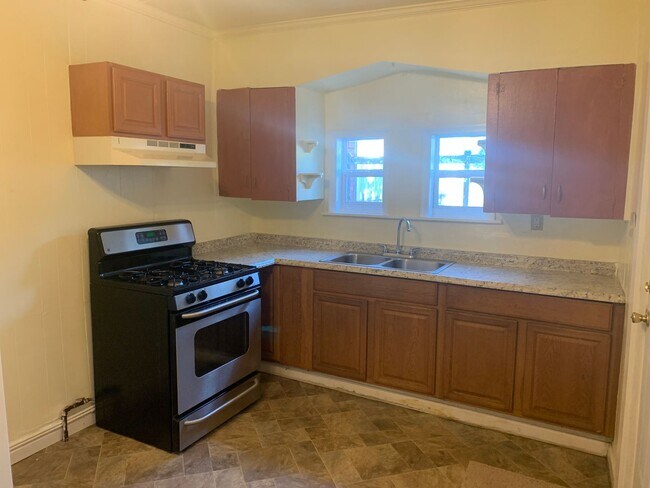 Building Photo - 4 Bedroom with Parking -York City SD