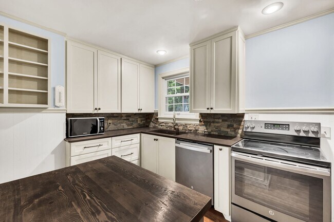 Building Photo - 5040 Stillwood Dr