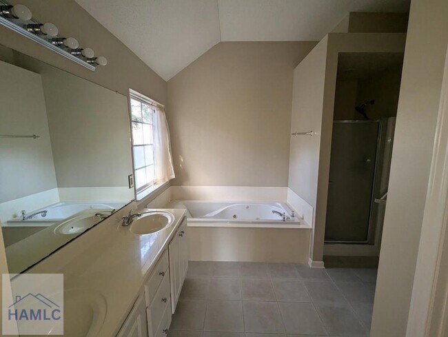 Building Photo - 550 Laurenburg Dr