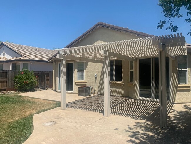 Building Photo - 4 bedroom 2 bath Empire Ranch home