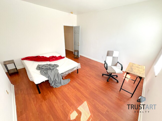 Building Photo - 8 bedroom house in North Central Philadelp...