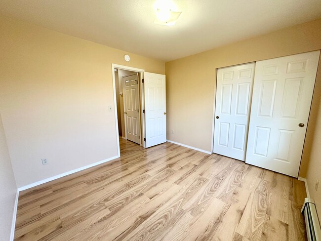 Building Photo - 2 Bedroom 1.5 Bath Townhome for Rent with ...