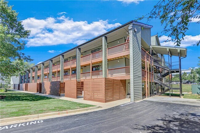 Building Photo - 710 Jesse Jewell Pkwy SE