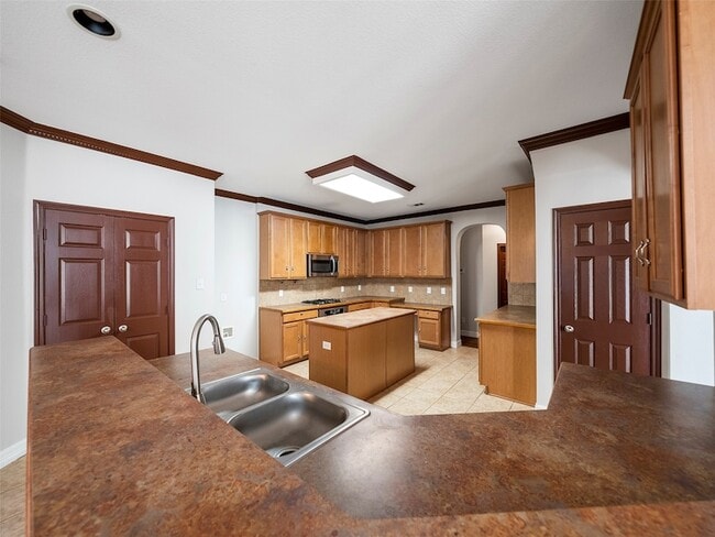 Building Photo - 9943 Red Cedar Dr