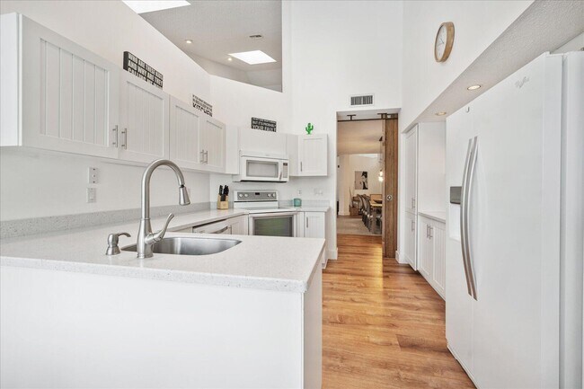 Building Photo - 2585 Sheltingham Dr