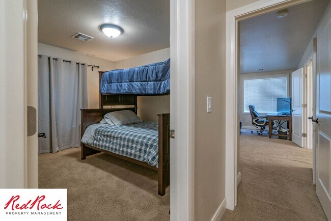 Building Photo - 3 Bedroom Furnished Home in Hidden Valley ...