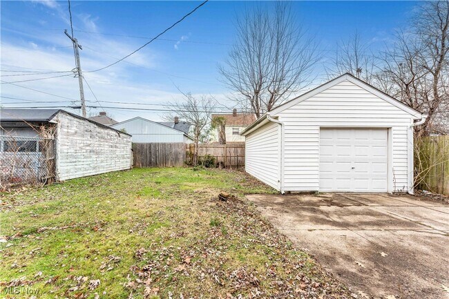 Building Photo - 11816 Marne Ave