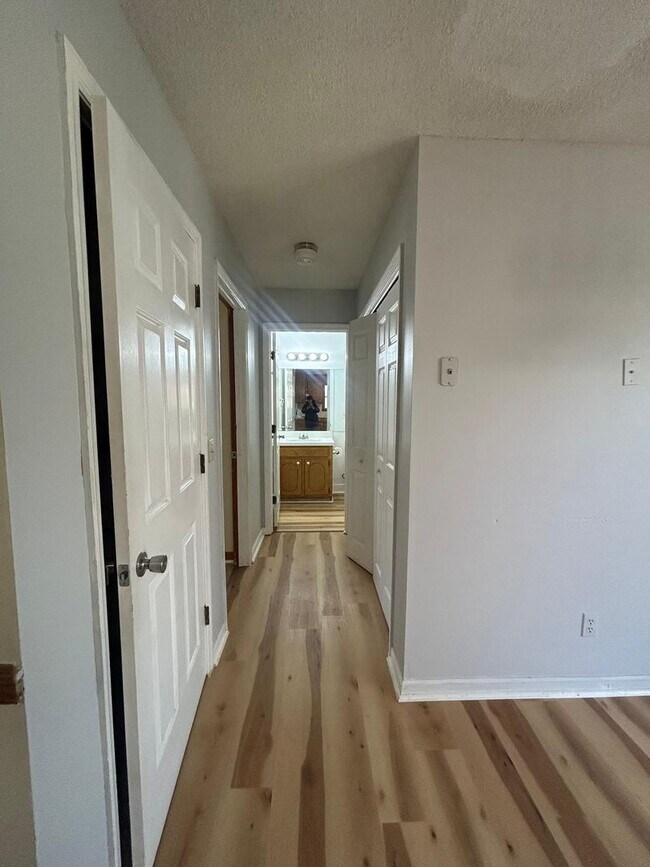 Building Photo - 10 Crescent Ln