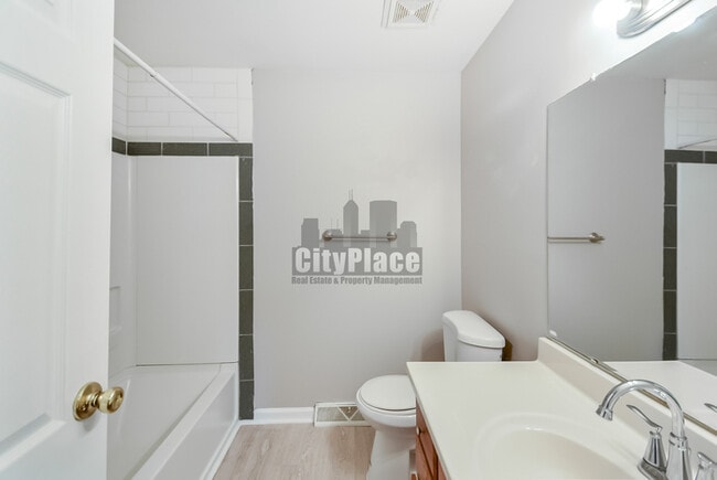 Building Photo - 1213 Taylor Dr E