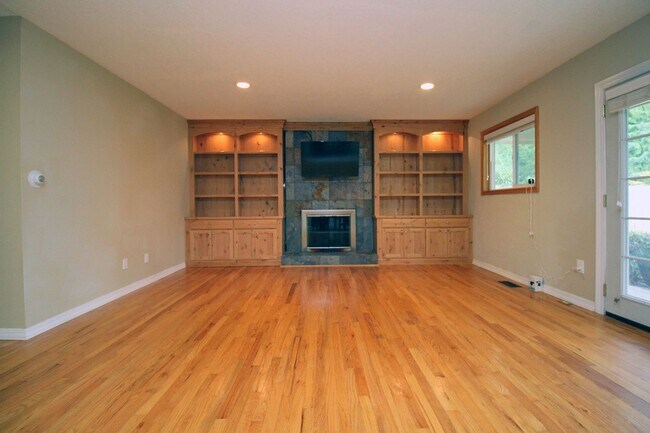 Building Photo - Gorgeous, Remodeled 3 Bed/2 Bath Mid-Century Ranch on Huge Lot – Lake Oswego!