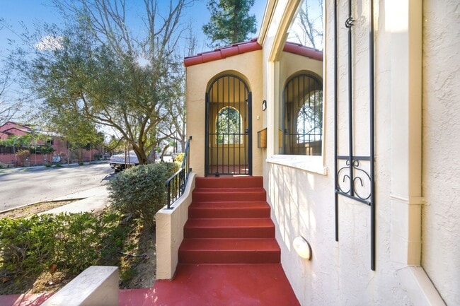 Building Photo - Spacious 2 Bed, 2 Bath Home