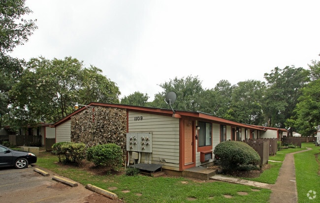 Primary Photo - Grand Oaks Apartments