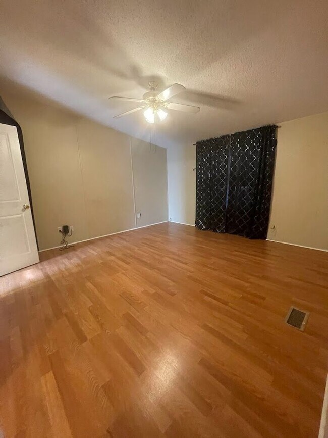 Building Photo - New on Market!