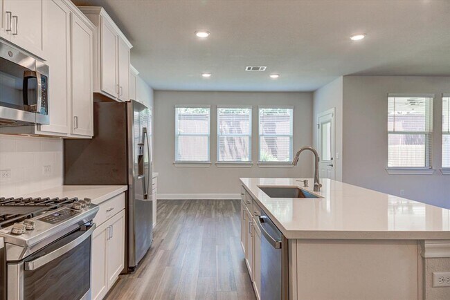 Building Photo - 15610 Ellinger Dr