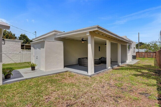 Building Photo - 2978 SW 14th St