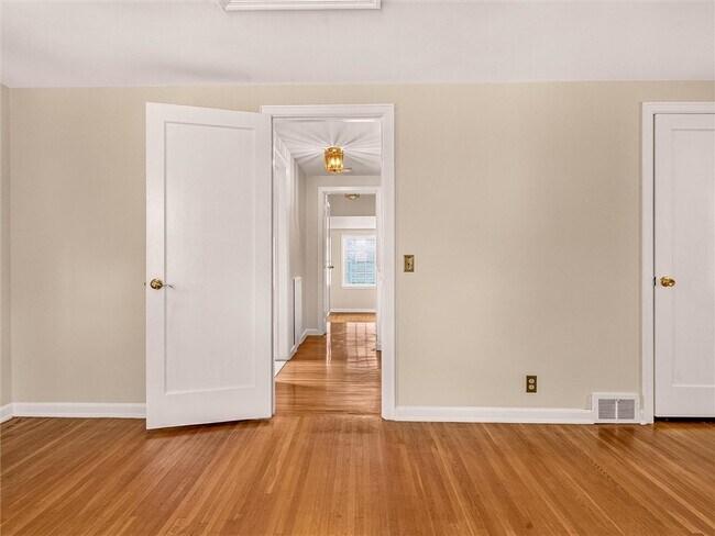 Building Photo - 82 Clovercrest Dr
