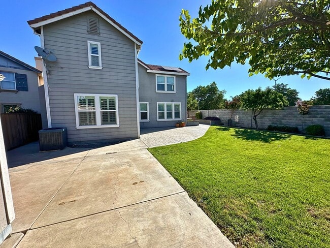 Building Photo - Stunning 4 Bedroom, 2.5 Bath Lawrence Ranch Home With Solar