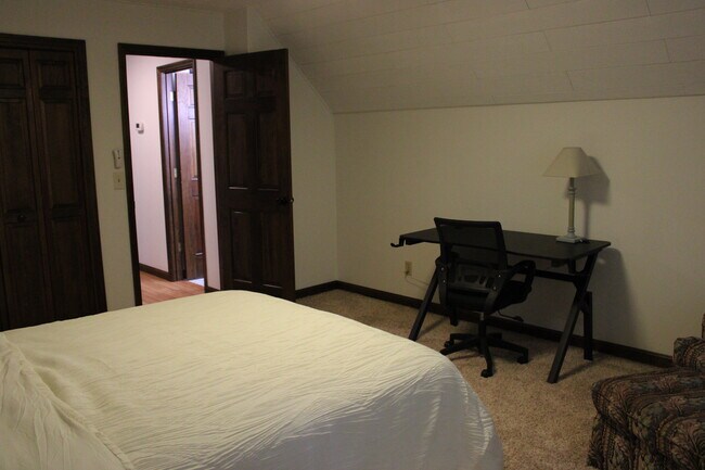 Upstairs Queen Bedroom 2 - 2115 Pineshore Ct