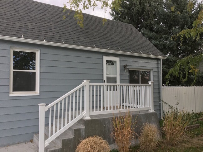 Building Photo - 4 bedroom, 2 bath Home