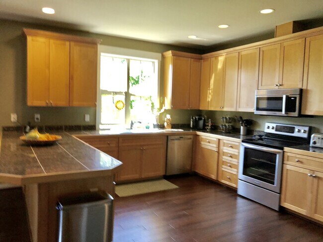 Building Photo - Gorgeous Bainbridge Estate available now.....