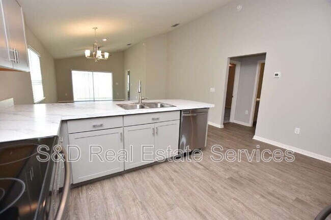 Building Photo - 372 Cascara Ln